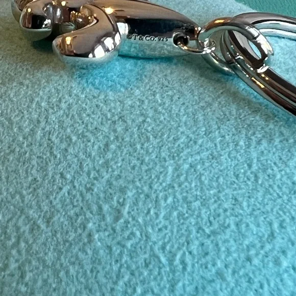 🌸🌸 Authentic Tiffany & Co. RARE Fleur De Lis Keyring - Picture 3 of 10